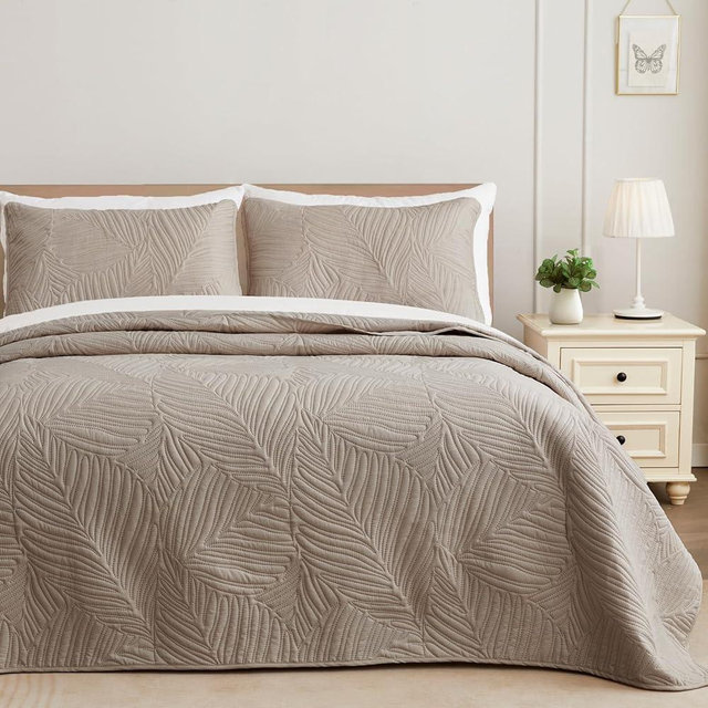 Exclusivo Mezcla California King Quilt Bedding Set, Lightweight Taupe Quilts Cal Oversized King Size for All Seasons, Soft Microfiber Bedspreads Coverlets with Leaf Pattern, 3 Piece