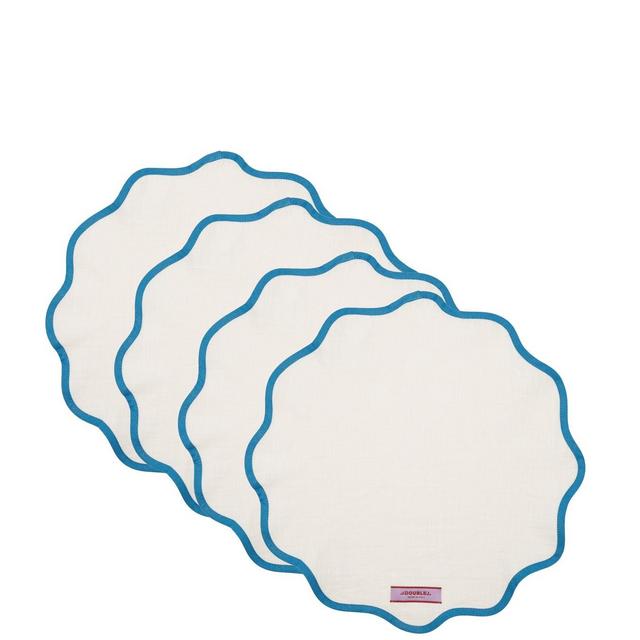La DoubleJSet of four scalloped-edge placemats
