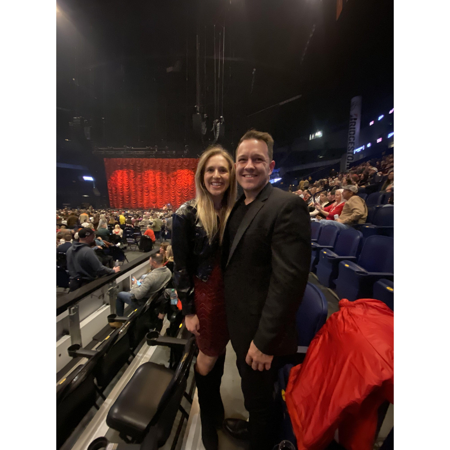 GLOW tour for Brett Eldridge had Kayley and Vincent dancing in the stadium!