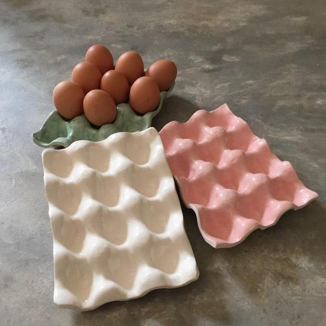 Ceramic storage stand for eggs