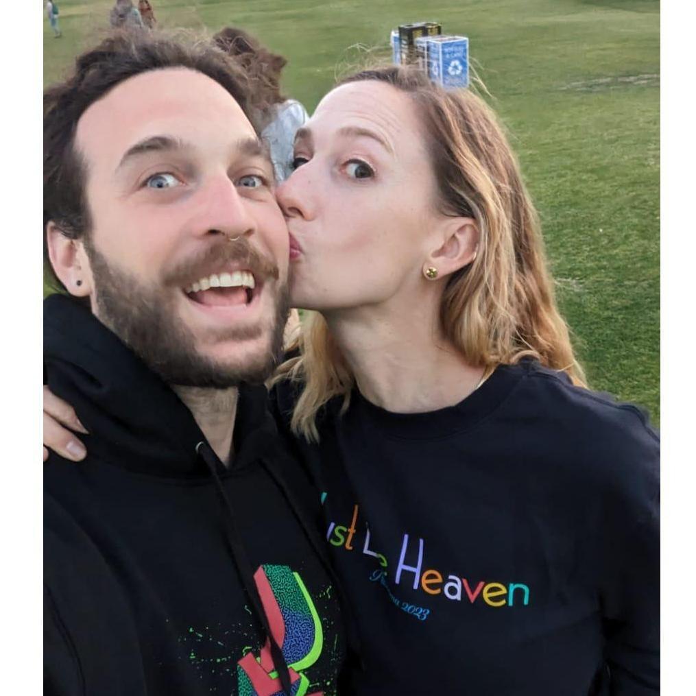 Serious concert smooches