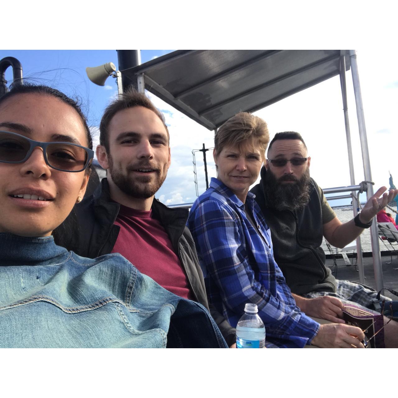 Trip to see the statue of liberty.
Camino a ver la estatua de libertad.