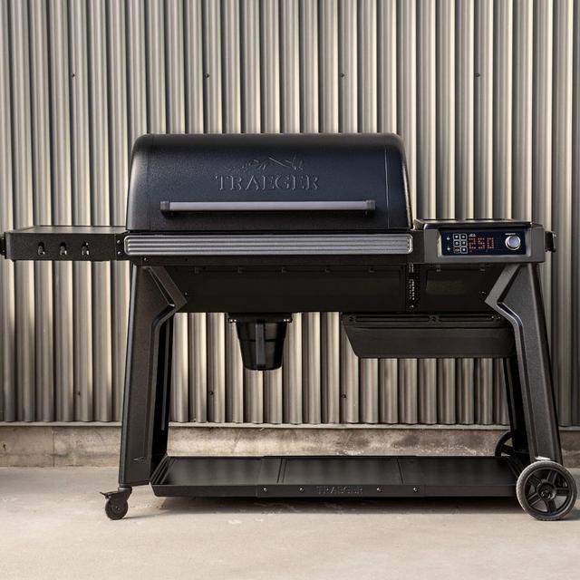 Traeger Woodridge™ Pro Pellet Grill, Standard UPS Delivery
