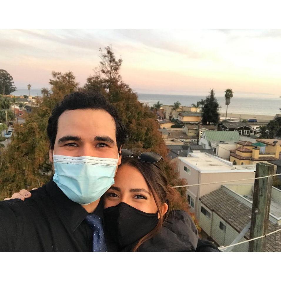 05 de noviembre de 2020. Mantenerse seguro mientras da un paseo después del trabajo por el puente en Capitola
