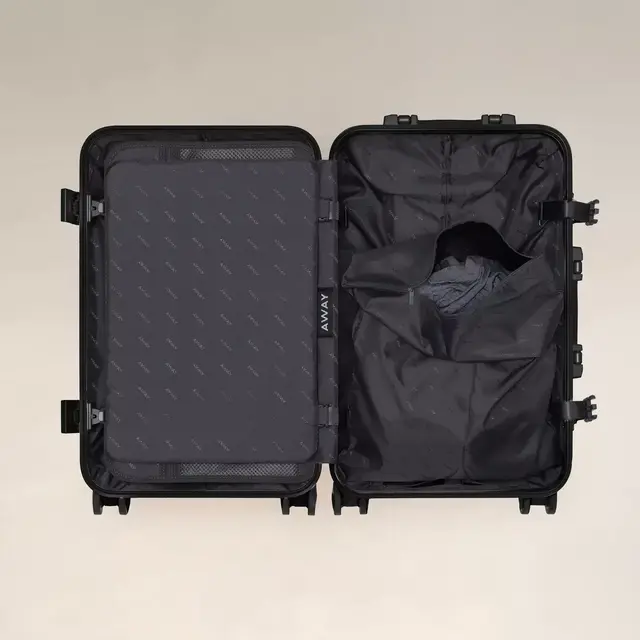 Away Suitcase The Bigger Carry-On: Aluminum Edition (Onyx Black)