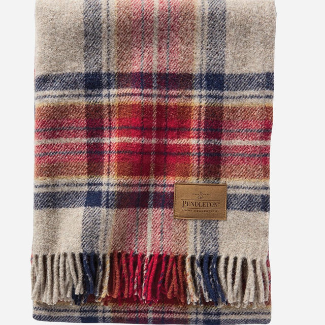 PENDLETON PICNIC BLANKET WITH LEATHER CARRIER