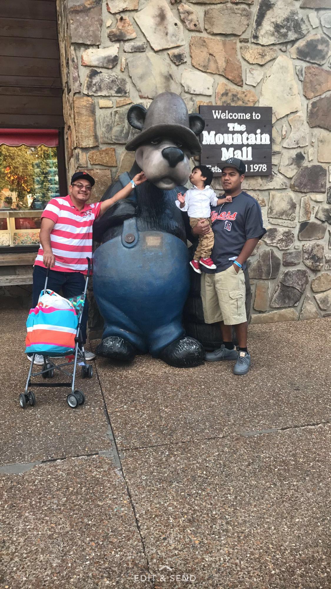 Ramon, tristan and luis. Smokey mountains.
Gatlinburg, Tennessee. 2017
