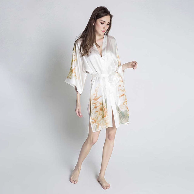 Silk Kiku Short Kimono Robe in White