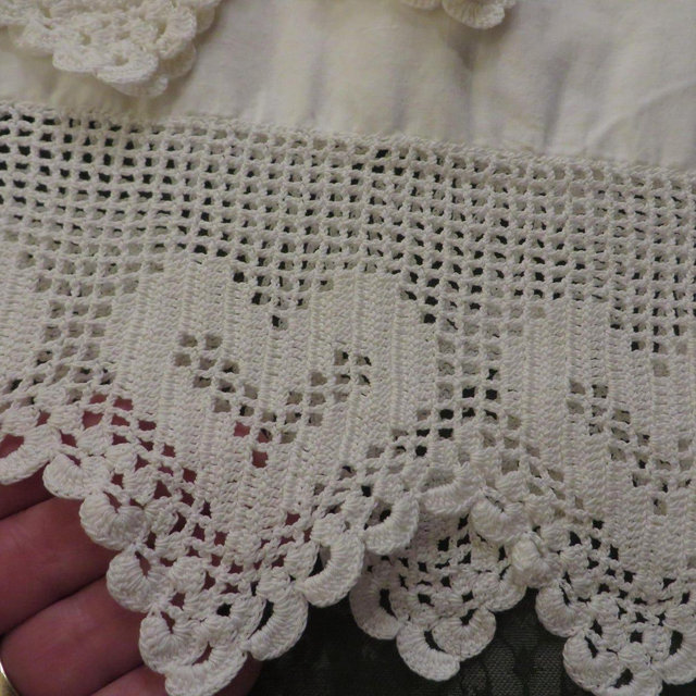 SET of PILLOWCASES - White Cotton Hand Crocheted Lace HEARTS // Standard Size // Vintage Bed Linens // Vintage Bridal Shower Gift