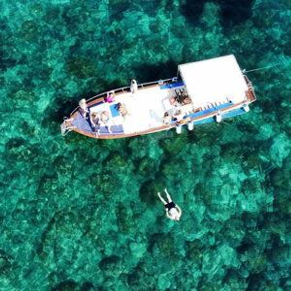 Boat Tour with Aperitif on Isolla Bella