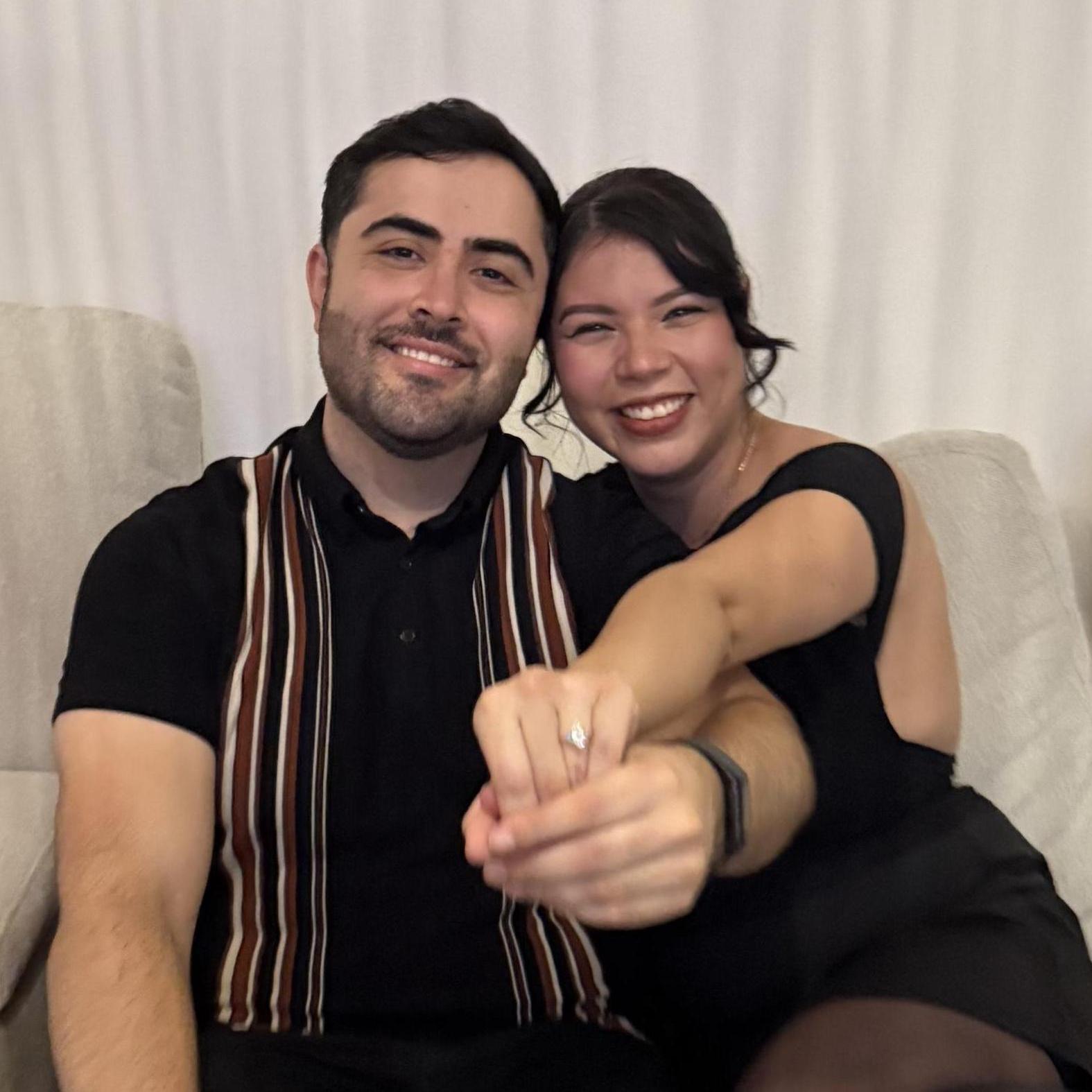 We got engaged on New Year's Eve!
***
¡Nos comprometimos en Nochevieja!