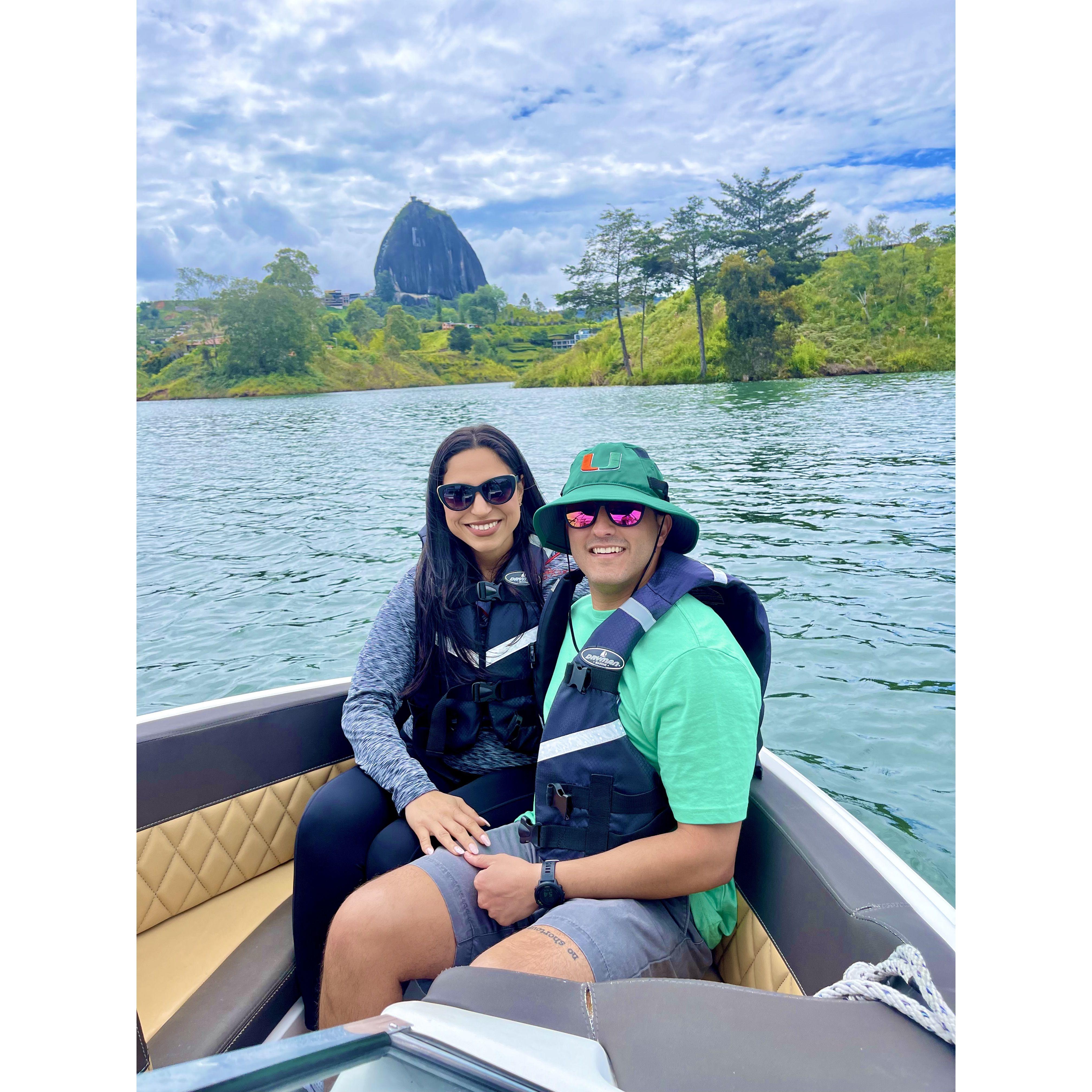 Speed boat ride in Guatape, Colombia.  Paseo en lancha rápida en Guatapé, Colombia.