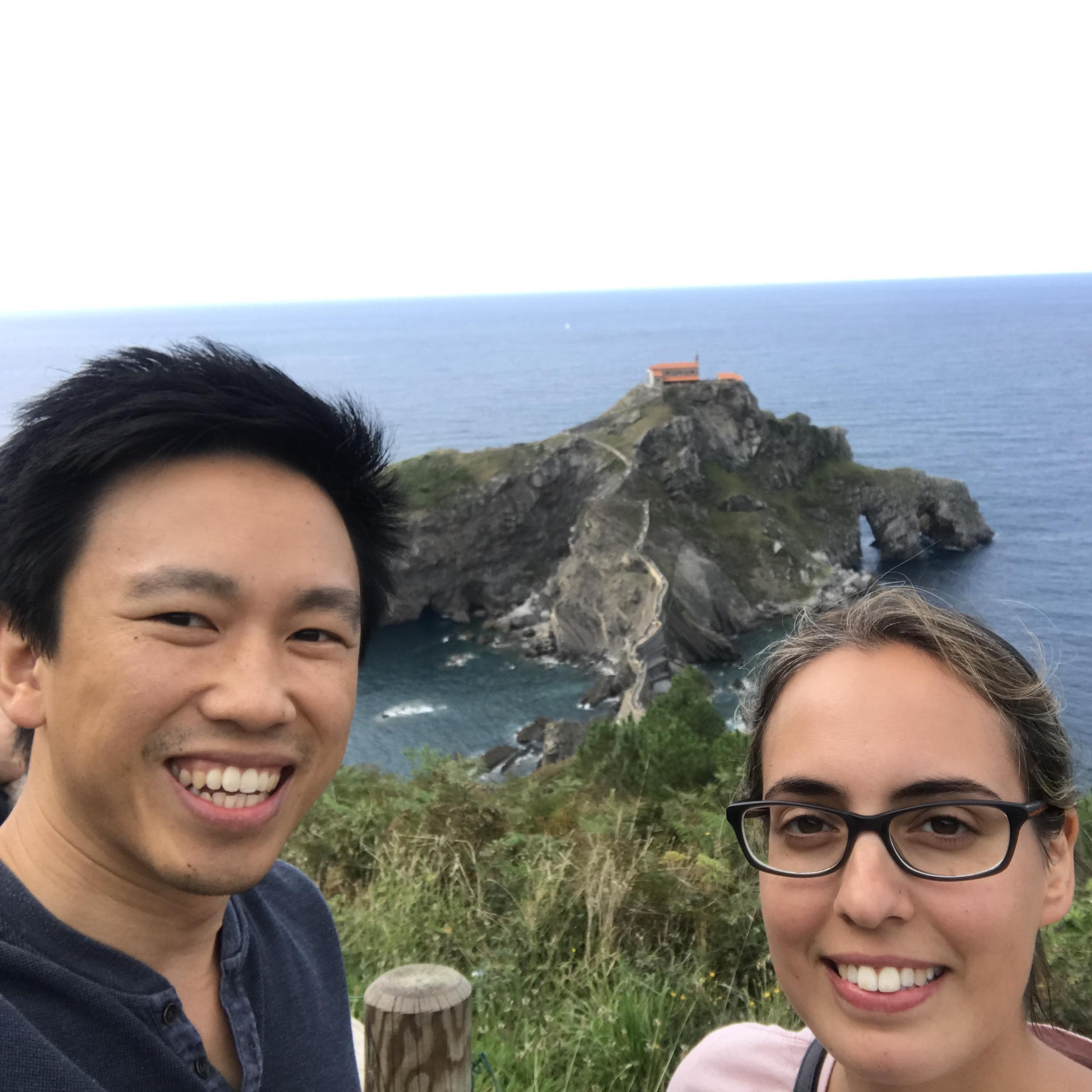 All smiles before the long climb to the top of Dragonstone

Todo era jiji jaja antes de subir a Gaztelugatxe (también conocido como Dragonstone) y casi morir en el intento.
