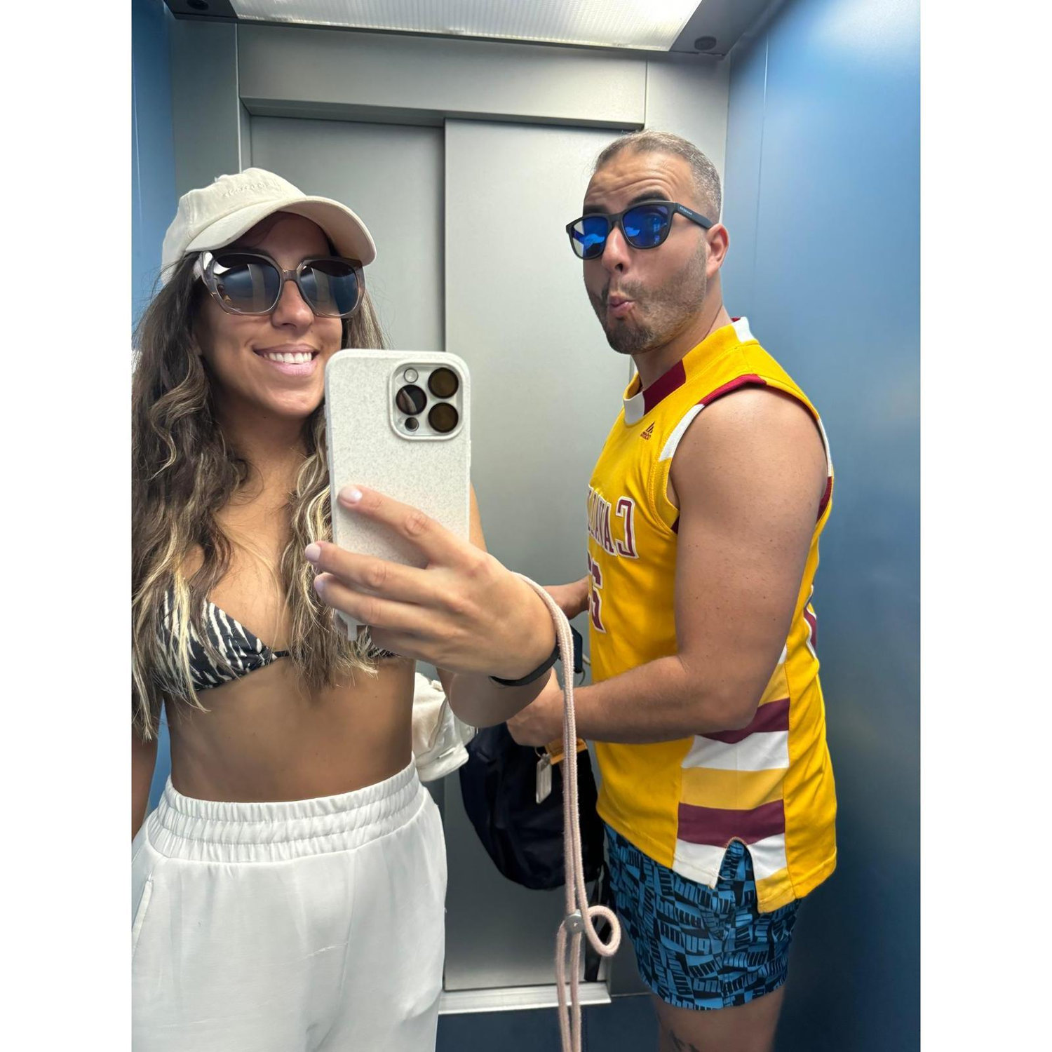 Nas nossas viagens quase sempre tiramos fotografias à indumentária, no primeiro espelho que encontramos, antes de sair do alojamento
