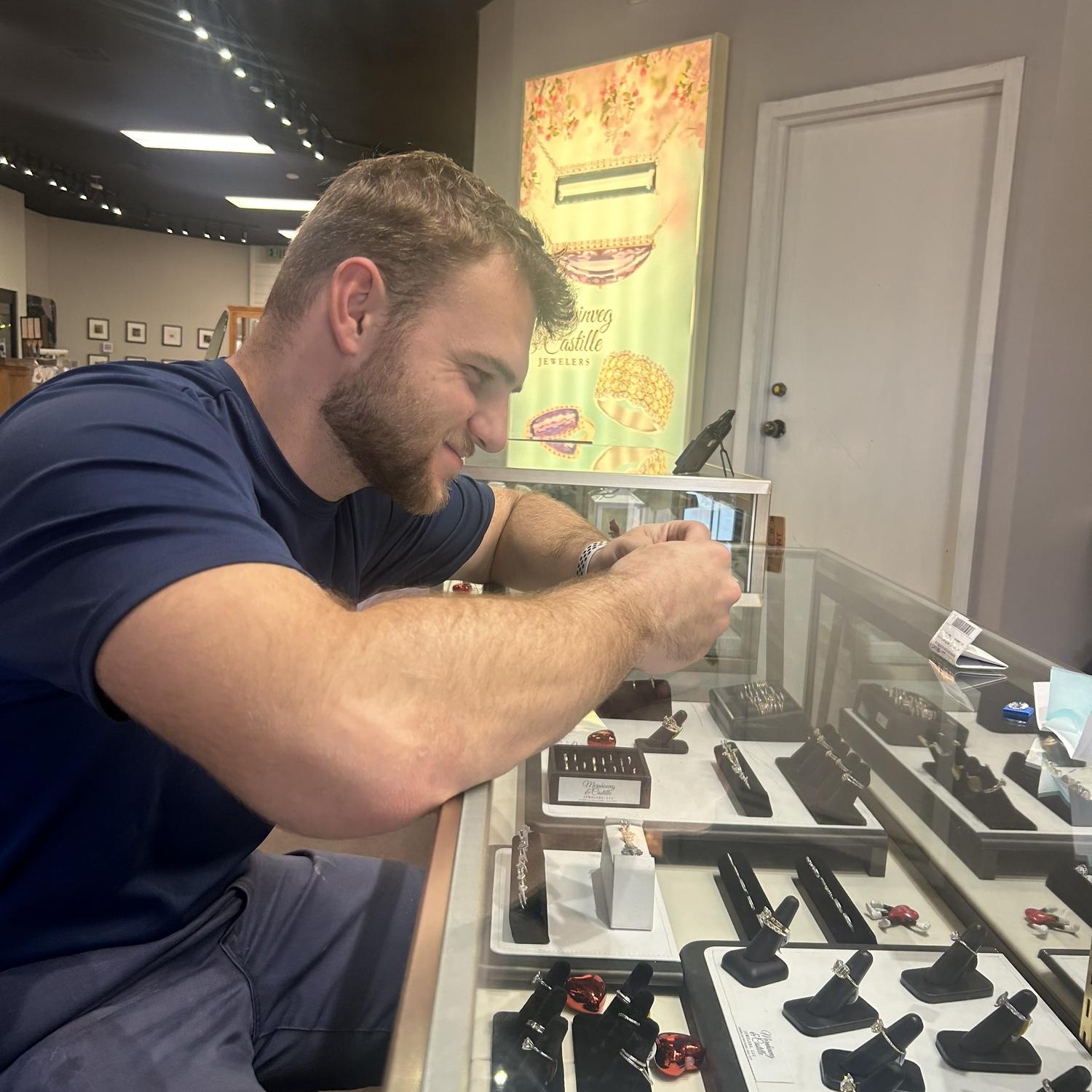 Dalen designing Abby's beautiful ring💍