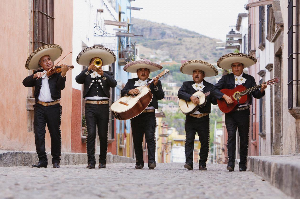 El mariachi es un estilo de música que se remonta a cientos de años a Jalisco, México. Los mariachis inspiran a todos a cantar y bailar, lo que los hace perfectos para cada evento.