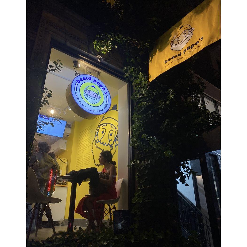 October 2022- Madison charging her phone in a Japanese bakery in NYC to continue texting Blake