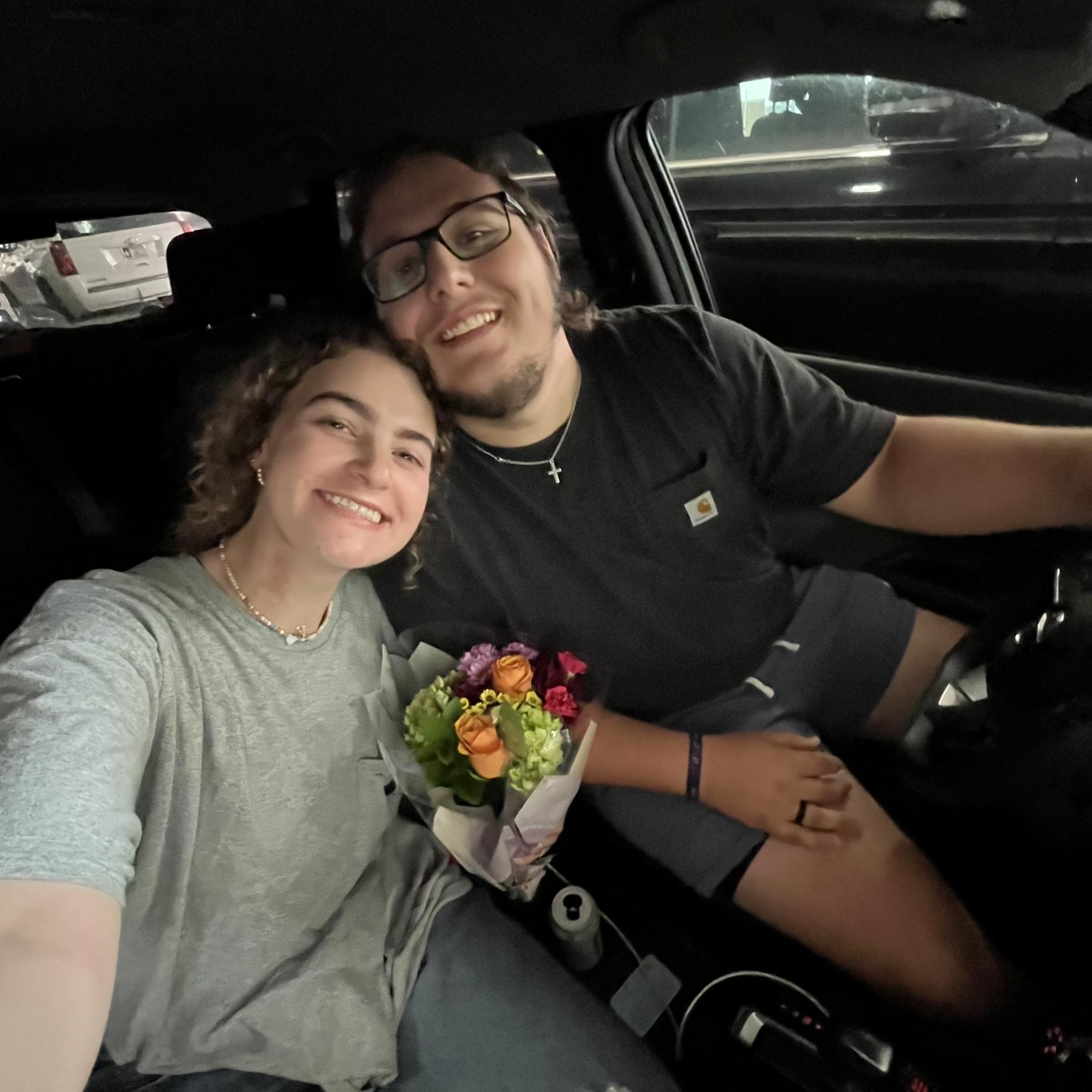 Joshua got Ashlyn flowers when he picked her up from the airport🥰🌸💐