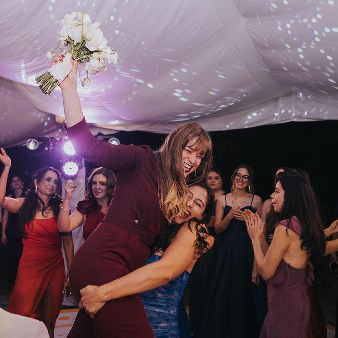 The fateful moment when Raquel caught the bouquet at Viri & Hector's wedding. | El momento en el que Raquel atrapó el ramo en la boda de Viri y Héctor.