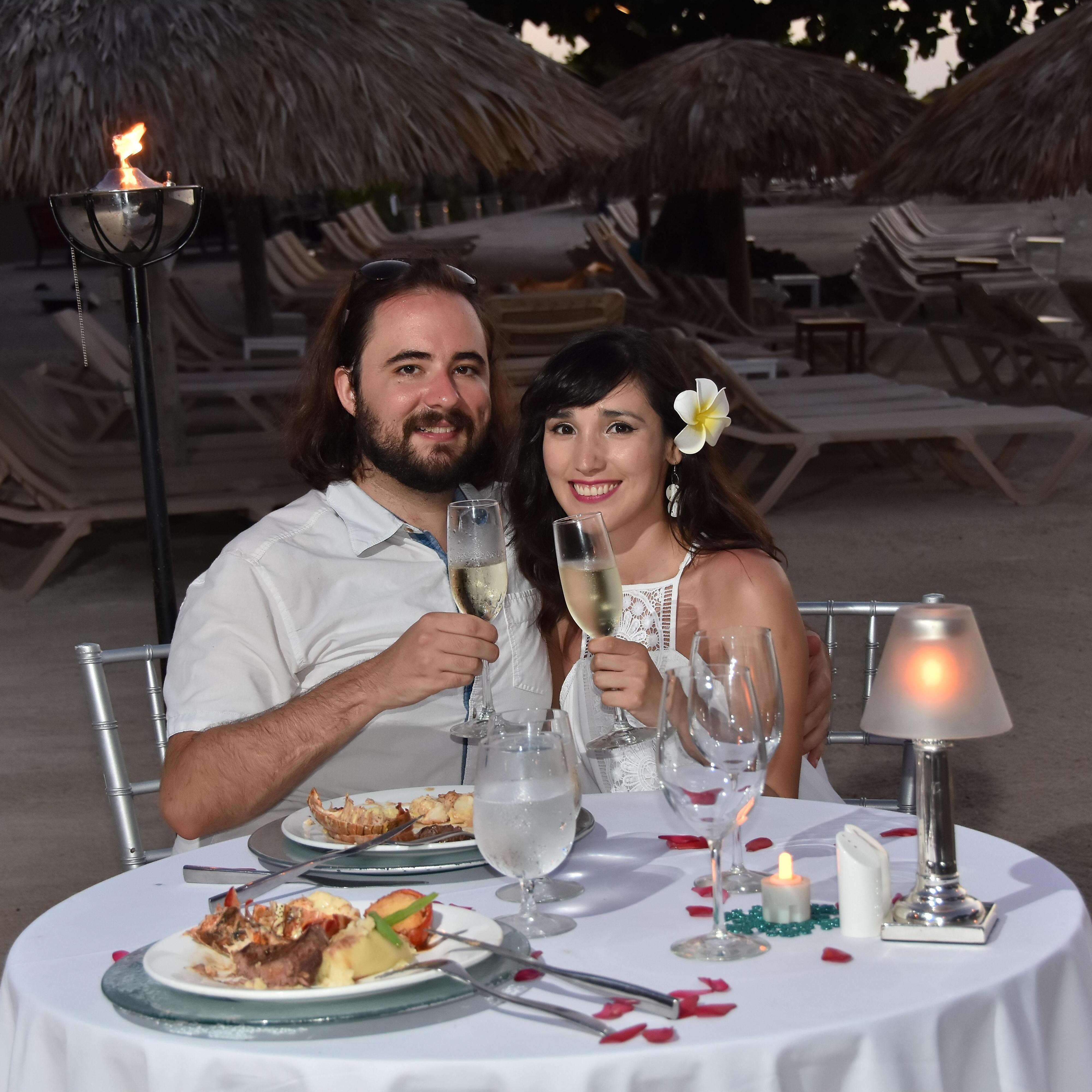 2018- The private romantic dinner that randy reserved in Jamaica's beach. La romantica cena privada que Randy reservo en la playa de Jamaica.