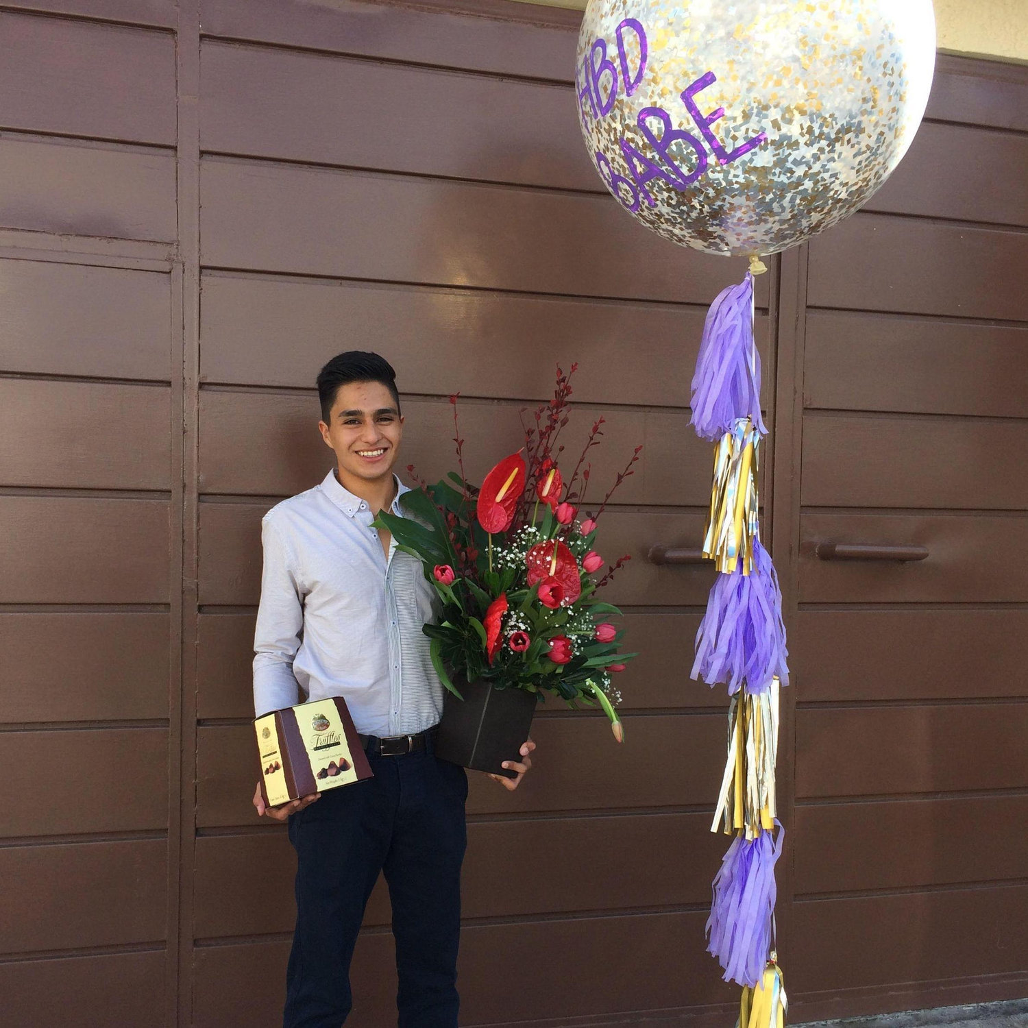 🌸 Desde 2017 — Amor en cada detalle: Chocolates, flores y esa forma suya de hacerme sentir especial… sí, sigue pasando 😍.