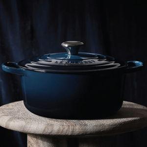Signature Round Dutch Oven in Nuit | Le Cruset