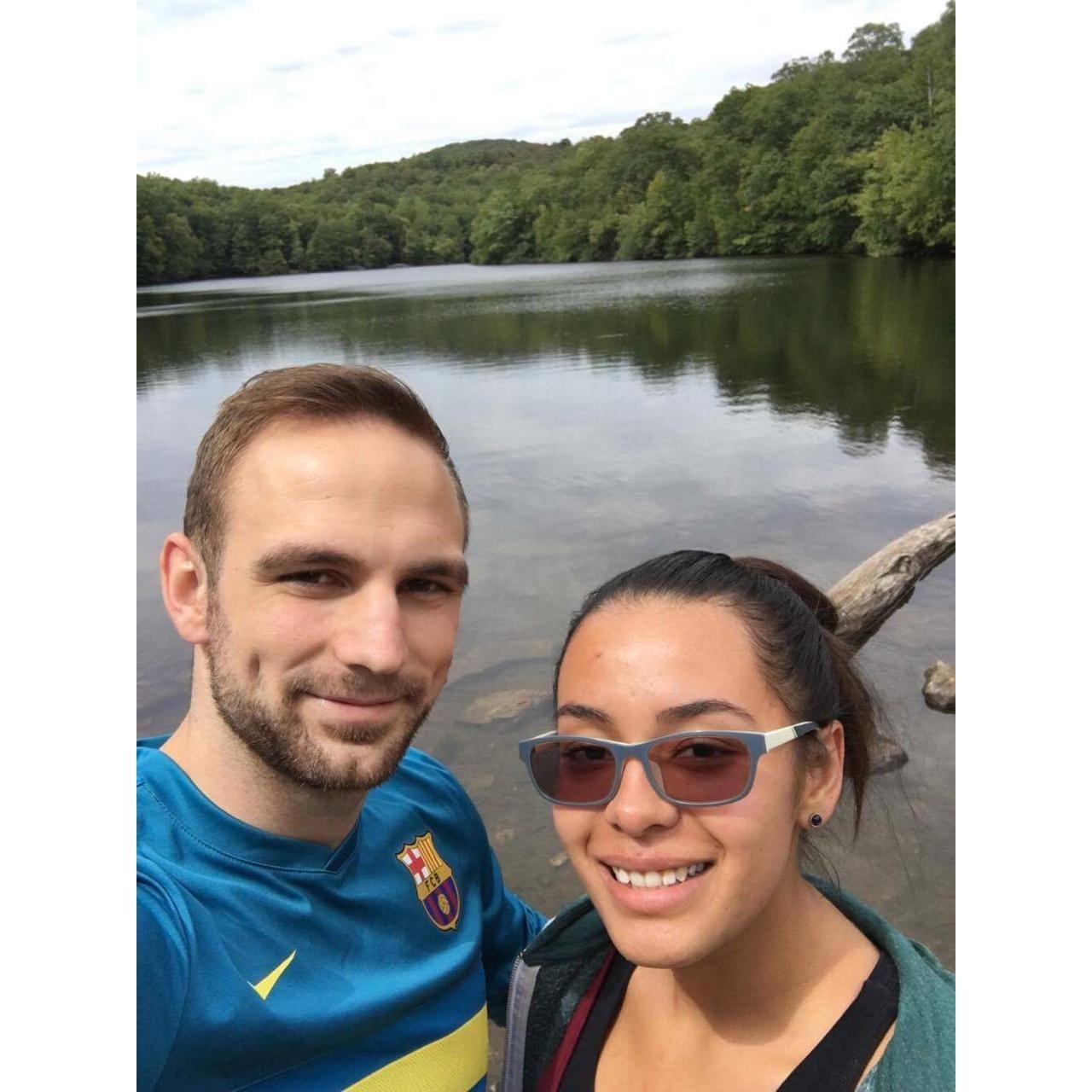 Hiking with City Life family.
Caminata en el bosque.