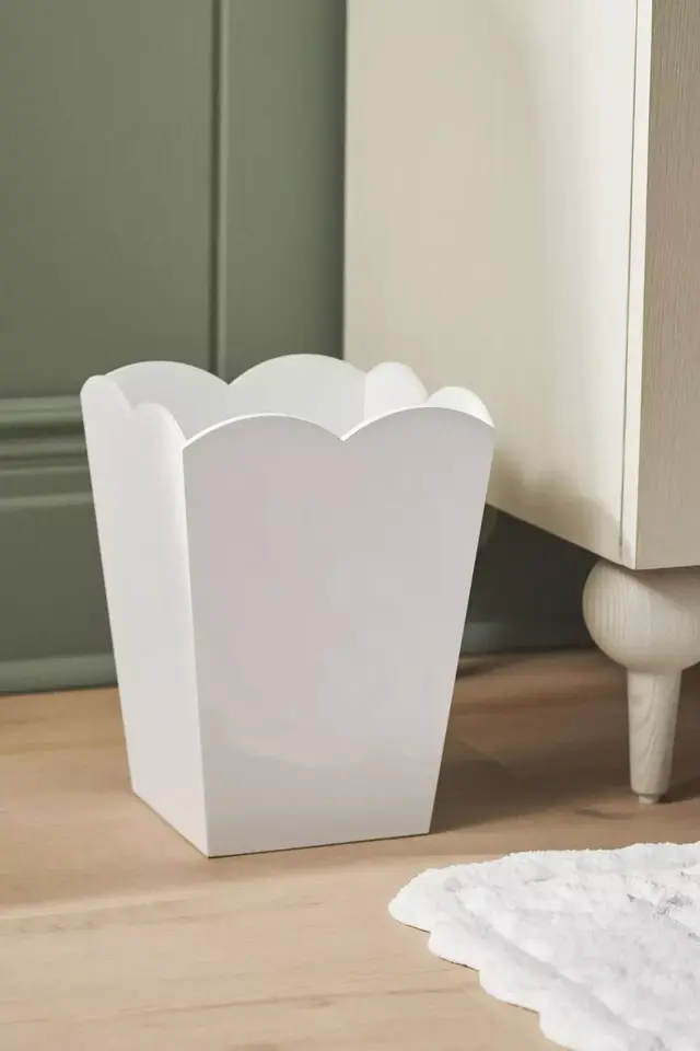 Addison Ross Lacquered Scallop Waste Bin in White