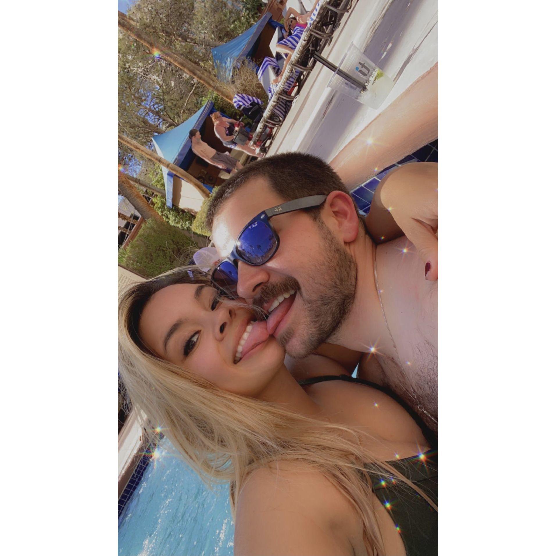 Nothing like being in a pool in vegas 🍹