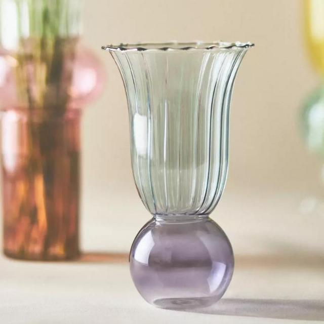 Claudia Vase