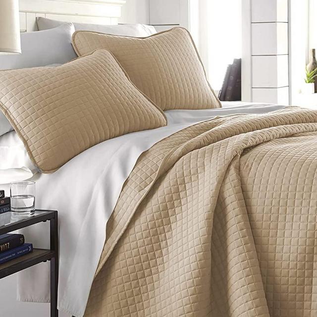Vilano Springs, Premium Quality, Soft, Wrinkle, Fade, & Stain Resistant, Easy Case, Oversized Quilt Cover Set with 1 Quilt Set and 2 Shams, King / California King, Taupe