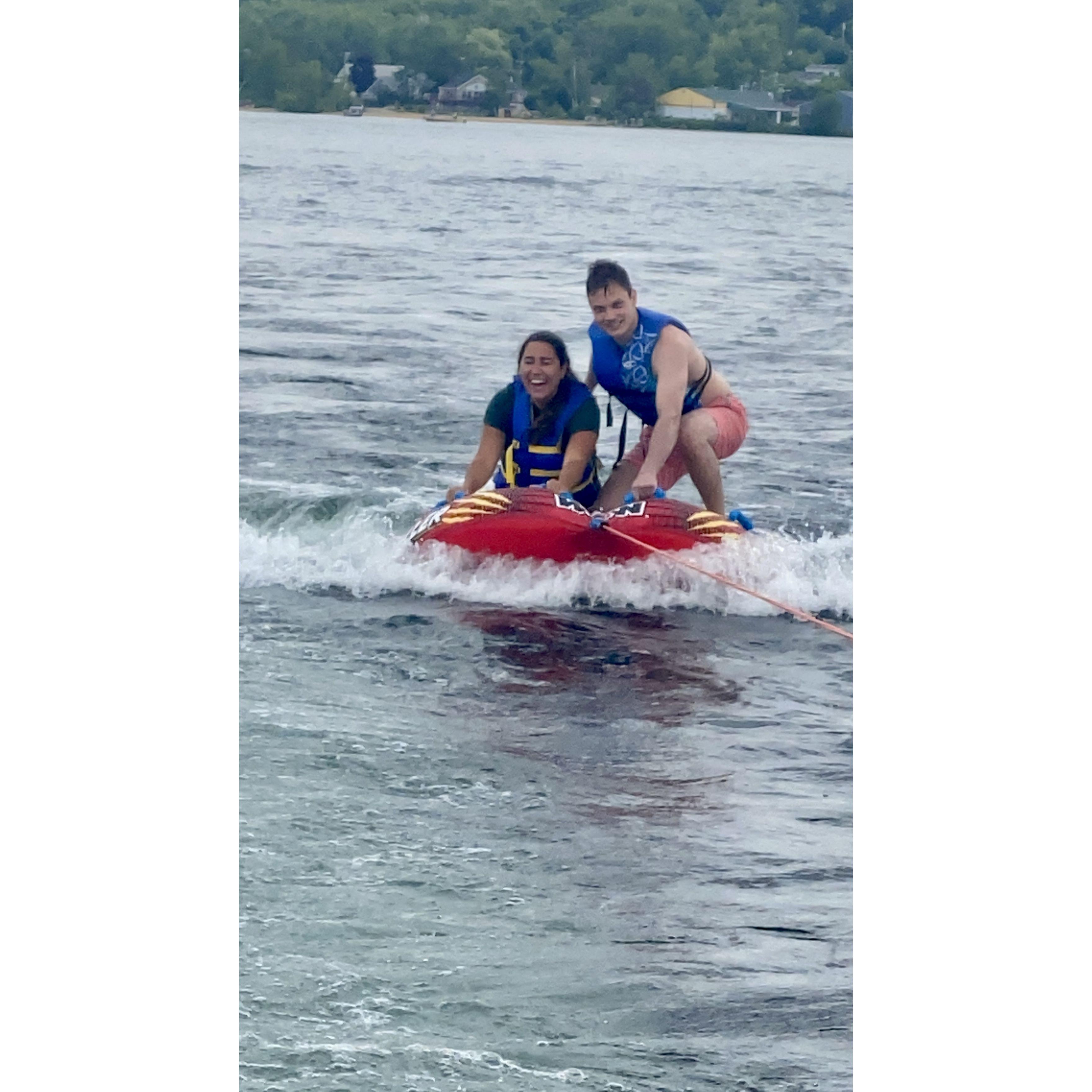 Junho de 2021 — Greg tentando ensinar Tati a perder o medo de "tubbing" 🌊 (eventualmente, ela perdeu)