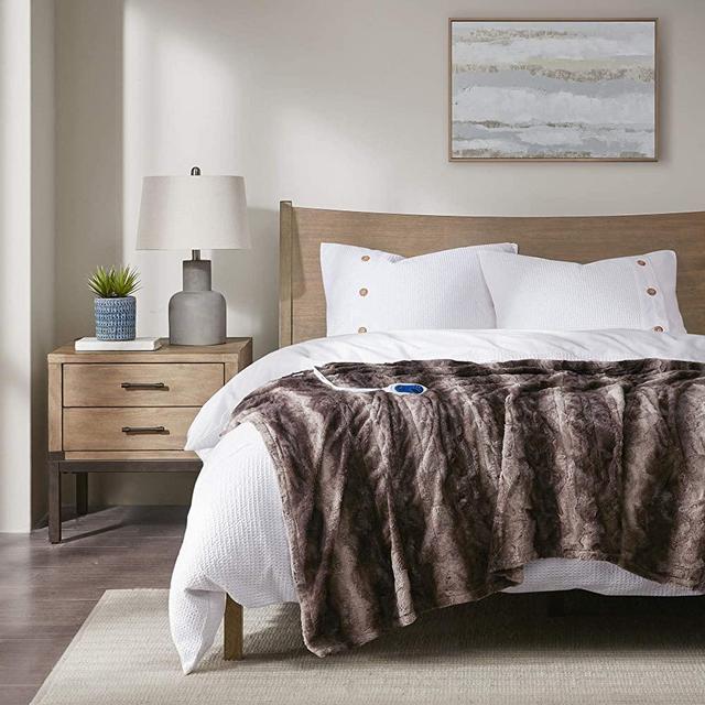 Beautyrest Zuri Electric Blanket Throw Ultra Soft Faux Fur Reverse to Mink Auto Shut Off Oversize with 3 Heat Level Setting Controller, 50x70, Chocolate