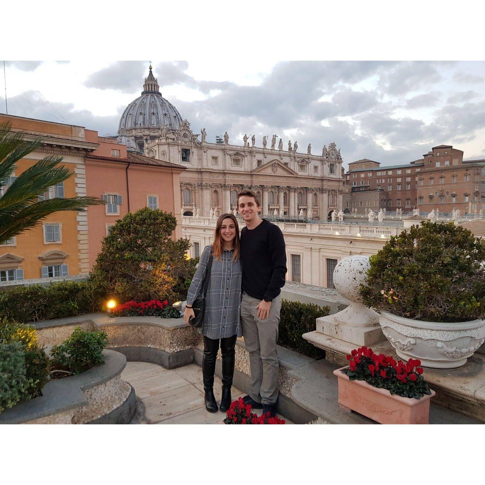 Enjoying views of St Peter’s Square in Rome / Disfrutando de las vistas de la plaza de San Pedro en Roma