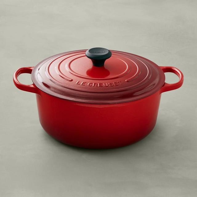 Le Creuset Signature Cast-Iron Round Dutch Oven, 7 1/4-Qt., Red