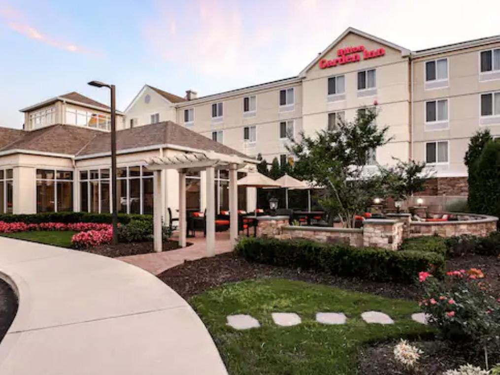 The Wedding Website of Leslie Bustamante and Josue Pichardo