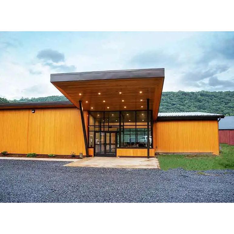 Main Lodge: 2 rooms of up to 8 - 8 queens