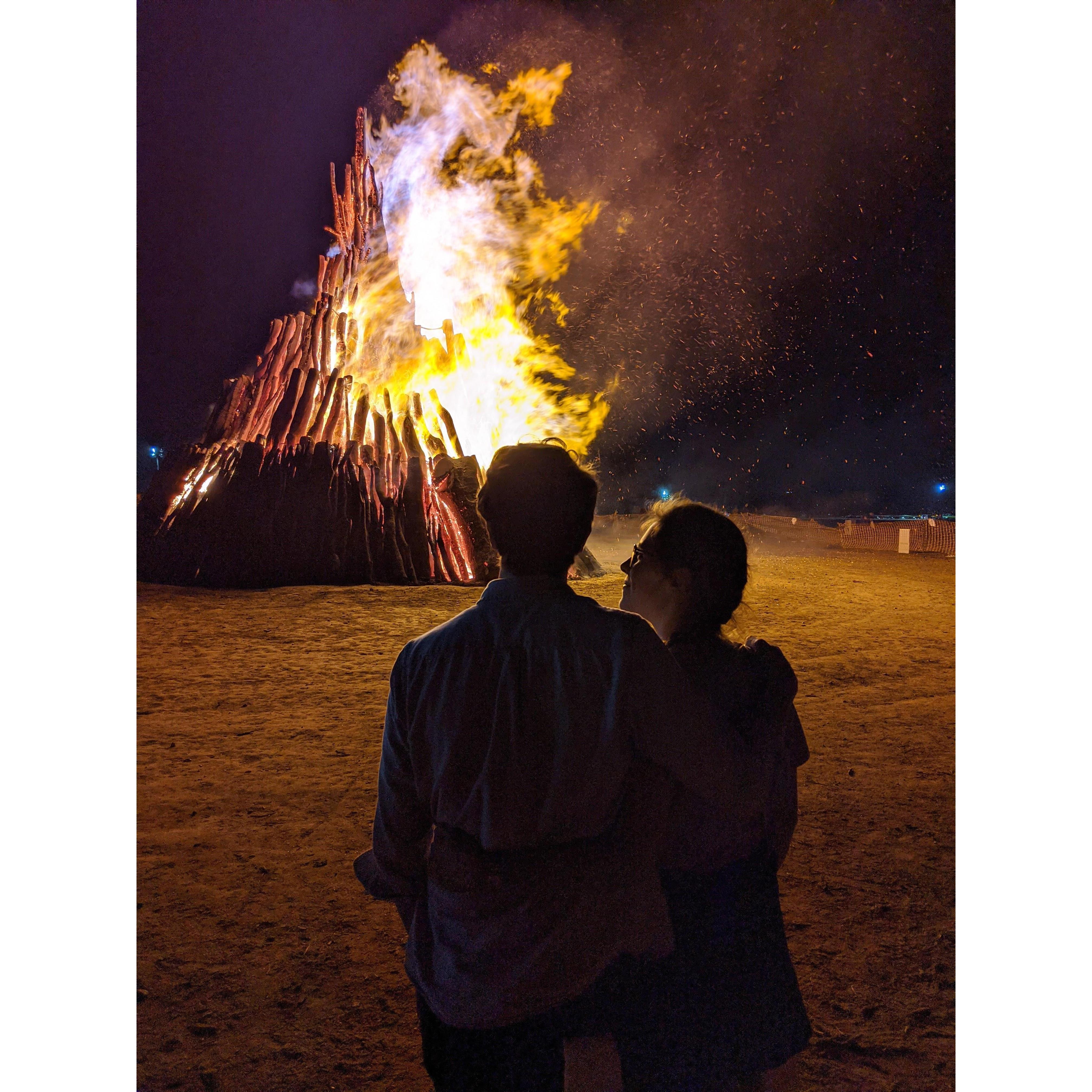Us at the Aggie Bonfire. [11/26/19]

A un feu de joie organisé par des élèves de l'université. [26/11/19]