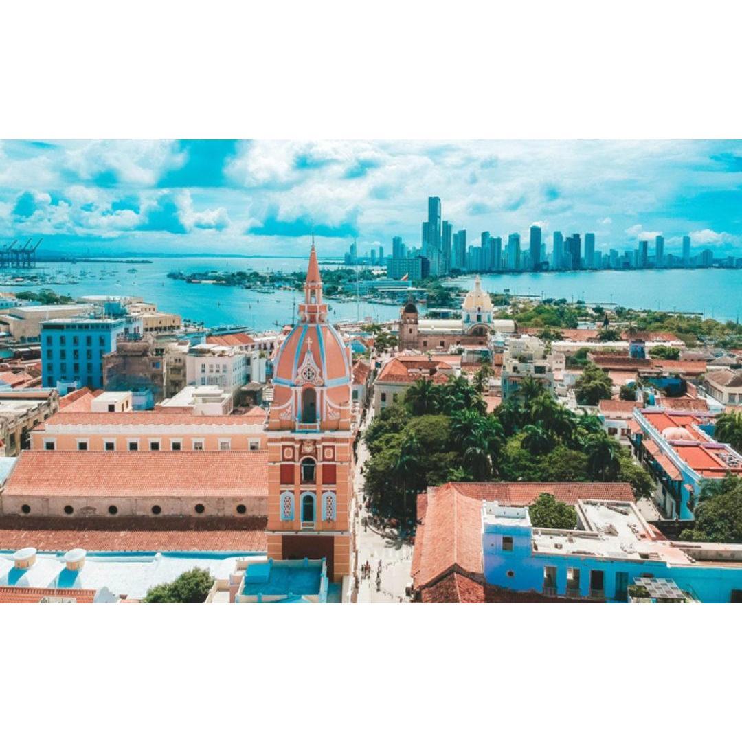 Cartagena es patrimonio UNESCO, es romance y elegancia, es mezcla siglos de historia, cultura, es caribe y memoria de Latinoamérica.