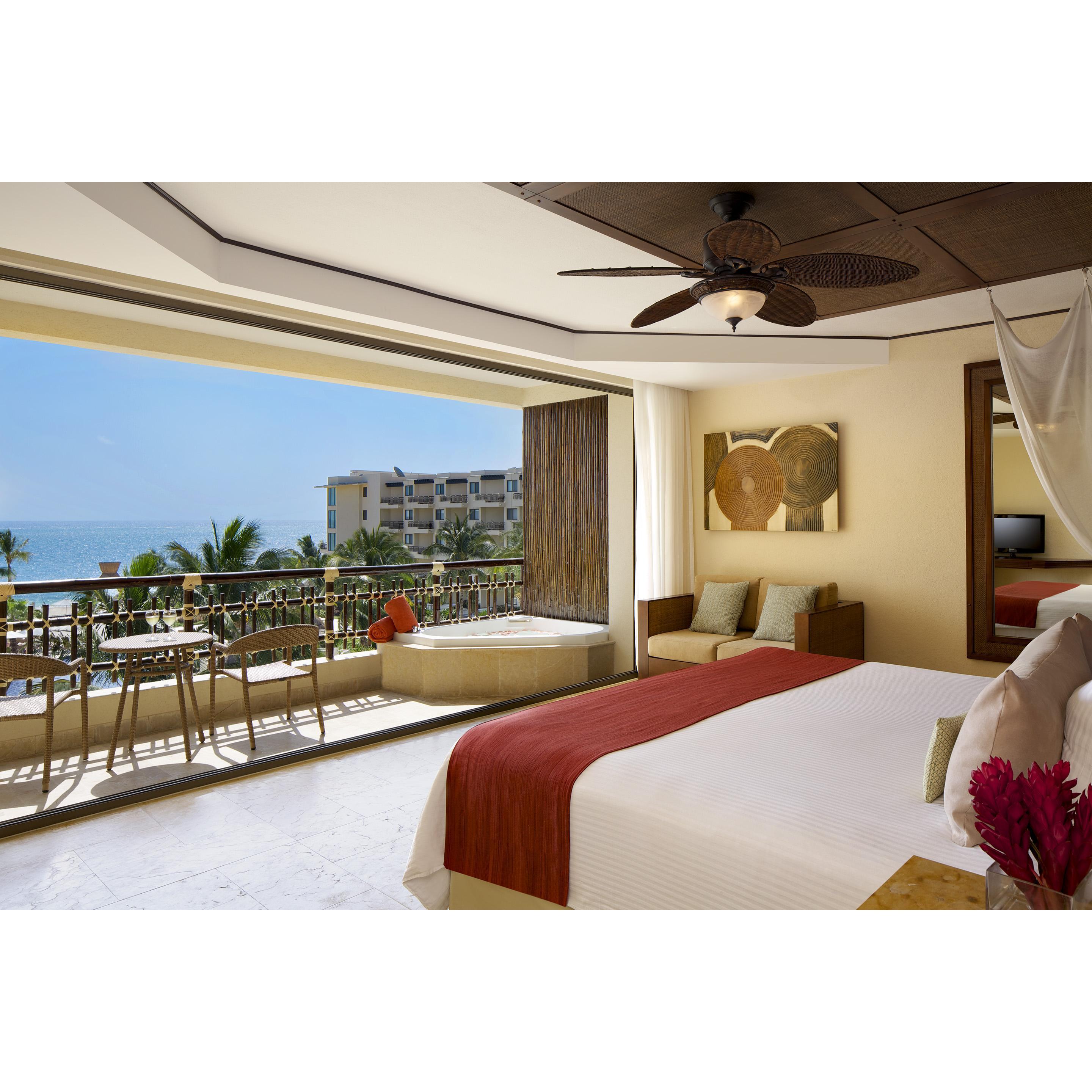Preferred Club Ocean View & Pool Front
One king-size bed or two double beds
Indoor hydrotub
private balcony with outdoor whirlpool
Ocean and pool views
Preferred Club privileges
560 ft2 / 52 m2