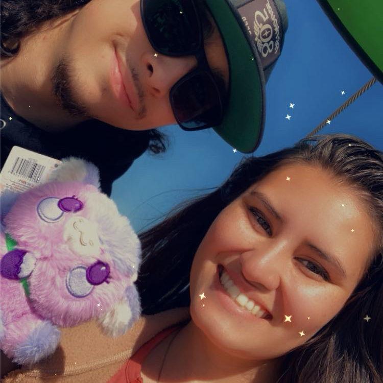 Santa Cruz Boardwalk, Alejandro winning Elena the stuff cow she wanted/En el paseo marítimo de Santa Cruz, Alejandro le ganó a Elena la vaca de peluche que ella quería.