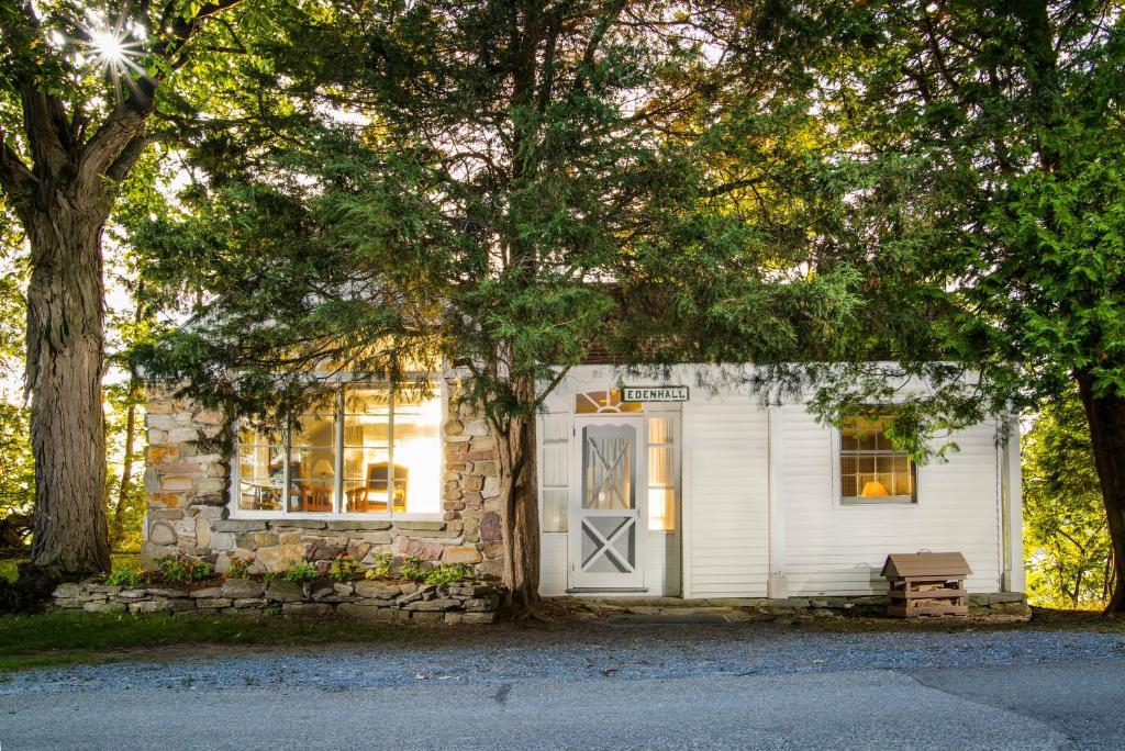 The Wedding Website of Kiera Taussig and Will Scatchard