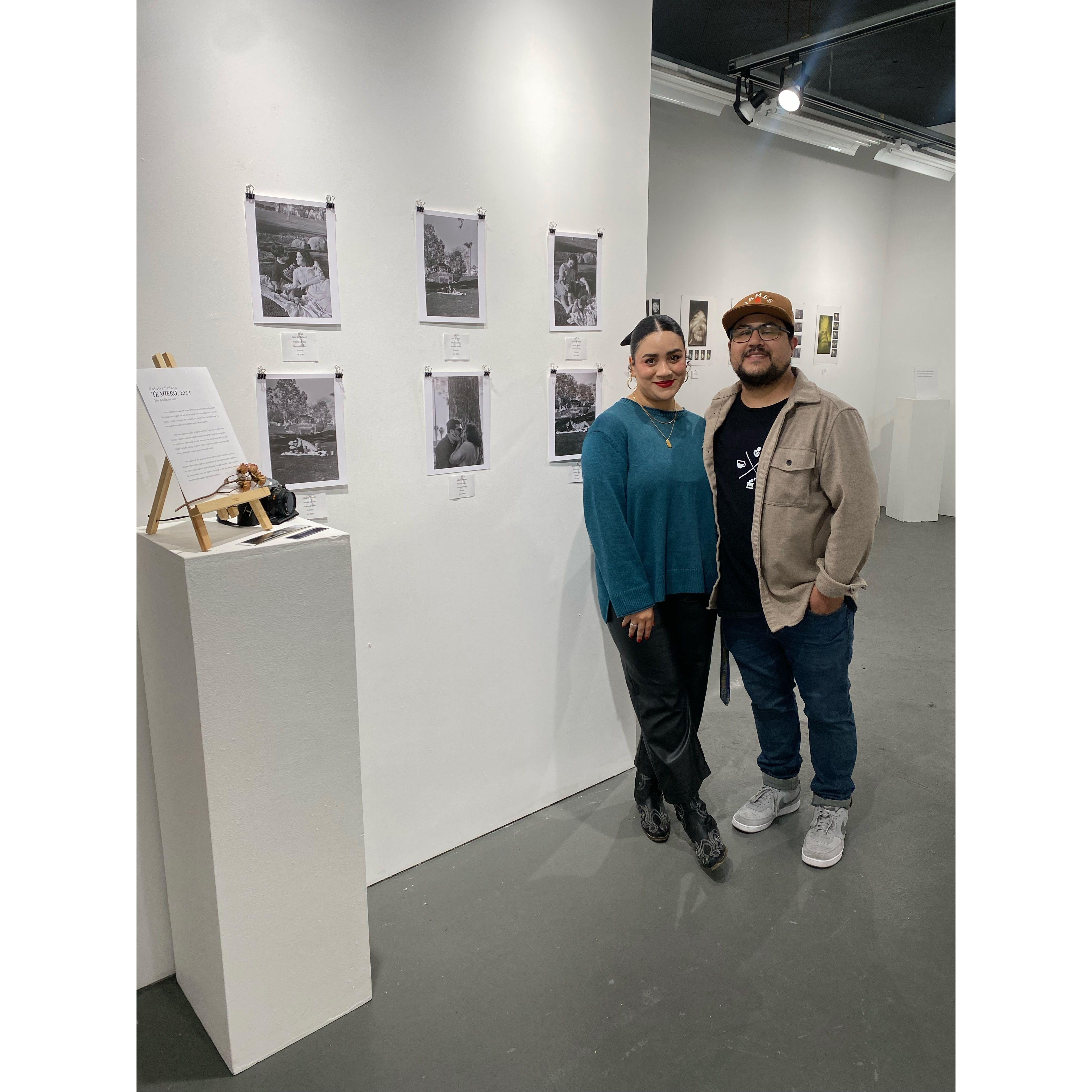 Natalia tuvo una exposición donde puso una serie de fotos que nos tomamos en un parque. Estas fotos ella las tomó y reveló en el cuarto oscuro.