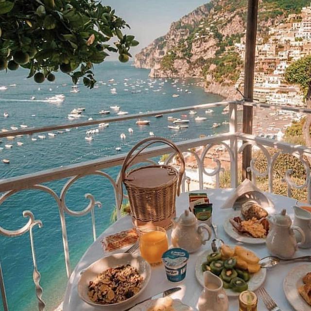 Beautiful Honeymoon Brunch in Amalfi