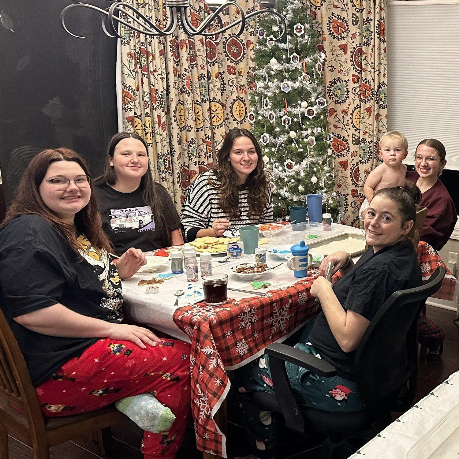 Decorating Christmas cookies