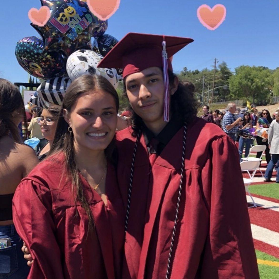 High School Graduation Together!/¡Graduación de la escuela secundaria juntos!
