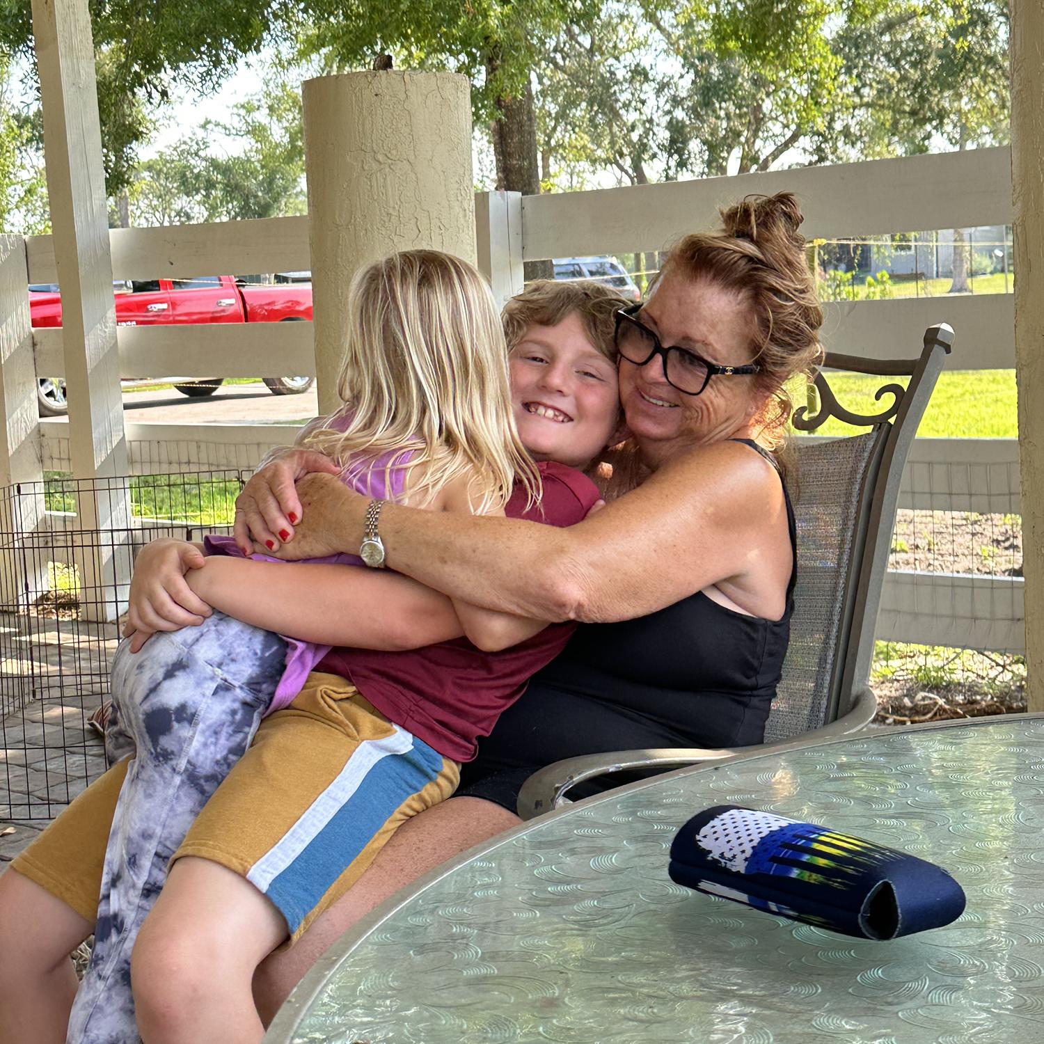 Giving nana Daph-a-ne (as Gwynnie says it) a sandwich hug ❤️🥰❤️