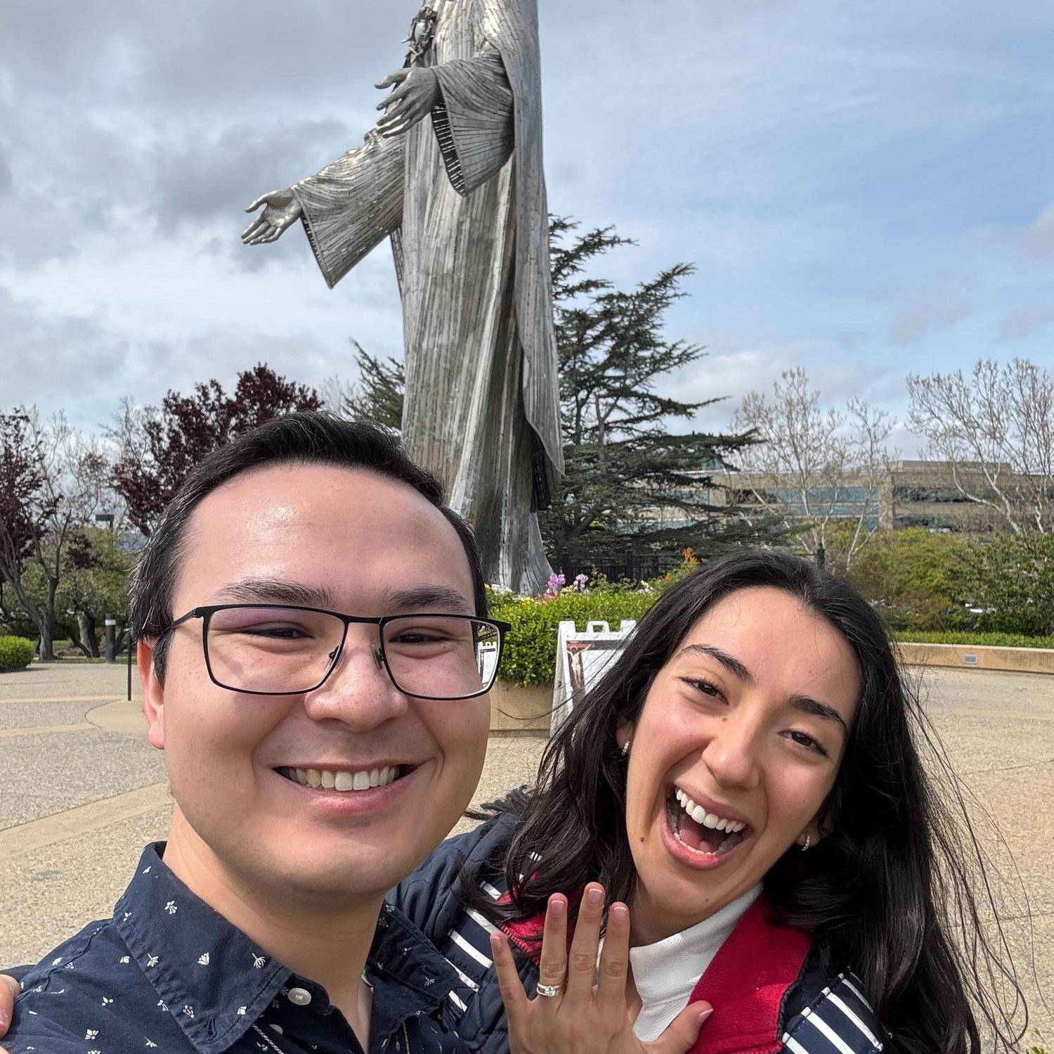 Nos comprometemos en presencia de nuestra Santísima Madre María. / We get engaged in the presence of  our Blessed Mother Mary