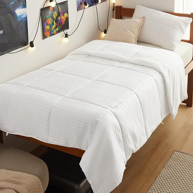 Bedsure Duvet Insert Twin XL Size - Lightweight Comforter, Quilted Cooling Duvet Insert, Down Alternative Summer Comforter with 8 Tabs, College Dorm Essentials, Machine Washable, White, 68x92 inches