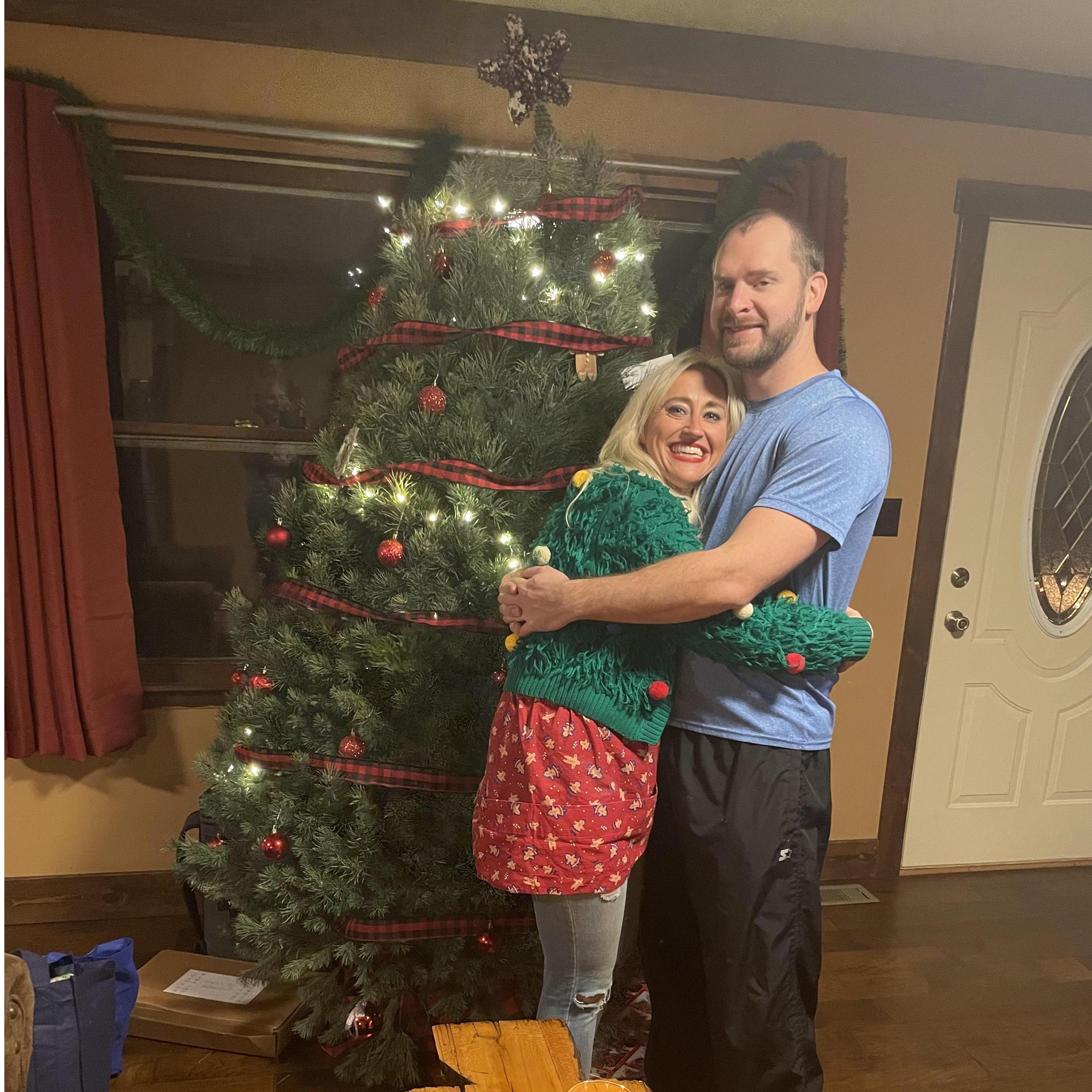 Ben & Laurie cuddling in front of their live Christmas tree!